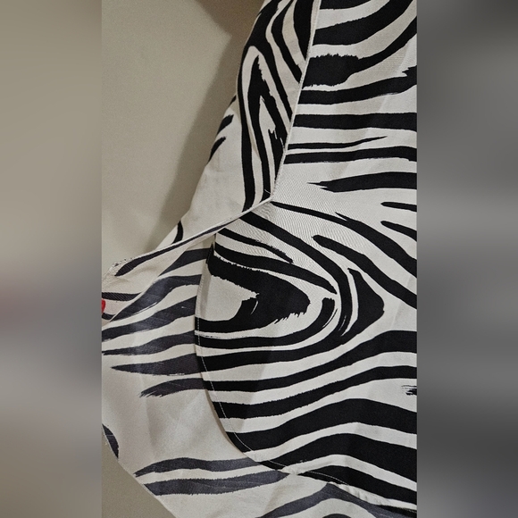 LAFAYETTE 148 Newyork 100% silk Shari ShortSleeve Zebra-Print Top Black/White. M - Picture 11 of 16